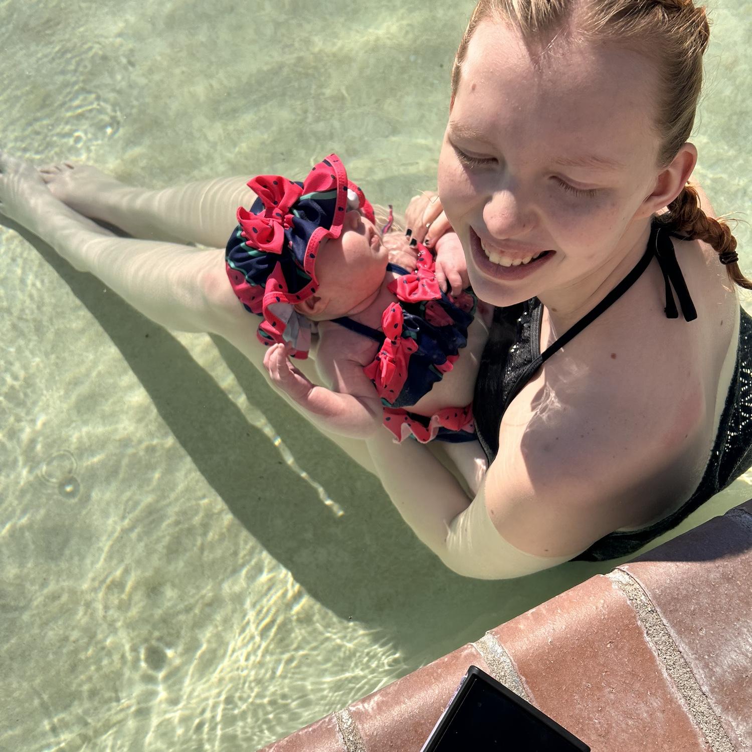 Lilliths first pool day