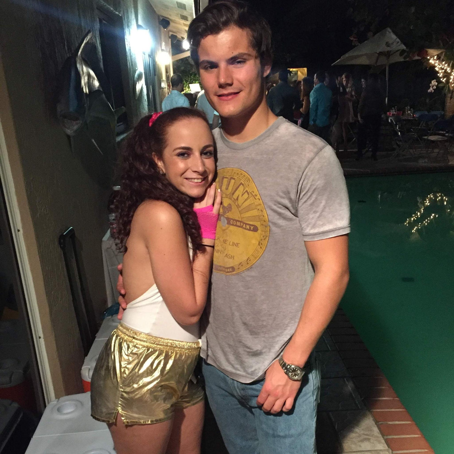 February 2016
The first night Jorge met alllllllll the friends & family in Victoria's life at her mom's 40th birthday party.