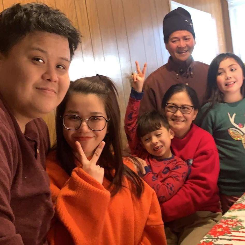 Ngoc and Long with Long's parents p
nephew, and niece.