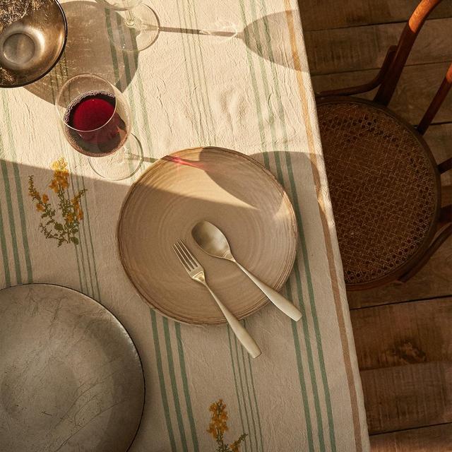 EMBROIDERED FLOWER TABLECLOTH