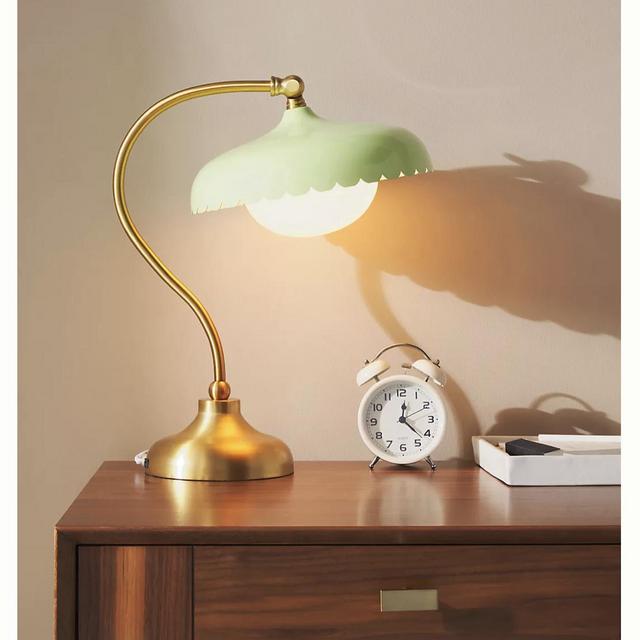 LIGHT GREEN simon task lamp