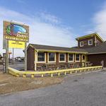 Mama Kwan's Tiki Bar & Grill