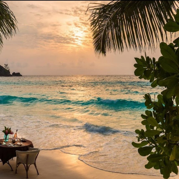 Sweethearts in Seychelles: Sunset Dinner