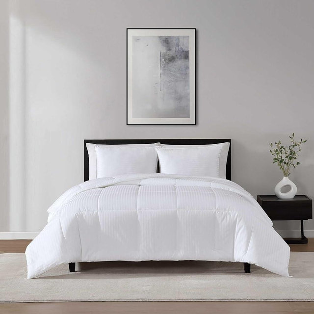 Vera Wang - King Size Comforter, Crisp & Smooth Cotton Down Alternative Comforter, 400 Thread Count, Lightweight Bedding for Year Round Comfort (White)