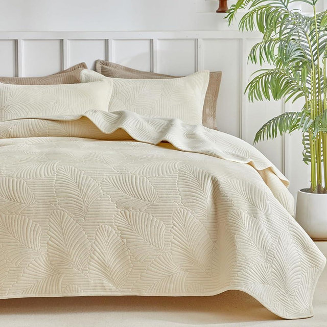WARMDERN Ultrasonic Cream White Velvet Quilt Set Queen Size, Geometric Textured Striped Pattern Modern Beige Quilt Bedding Set, Soft Microfiber Bedspreads Coverlet for All Season, Cream, 90x96