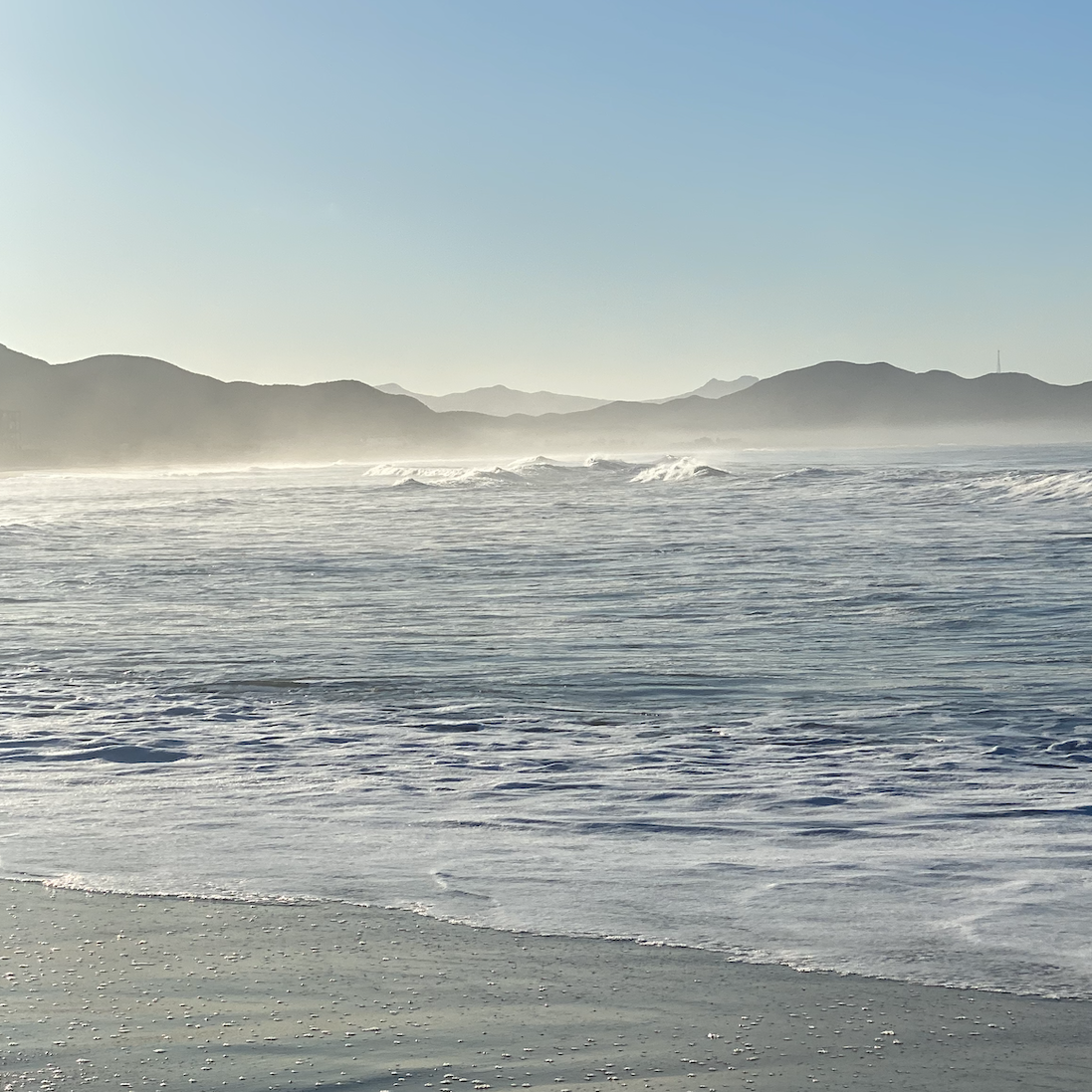 Another show of the morning sun + water... with the morning air there is also a soft fog layer that contrasts with the mountain range!