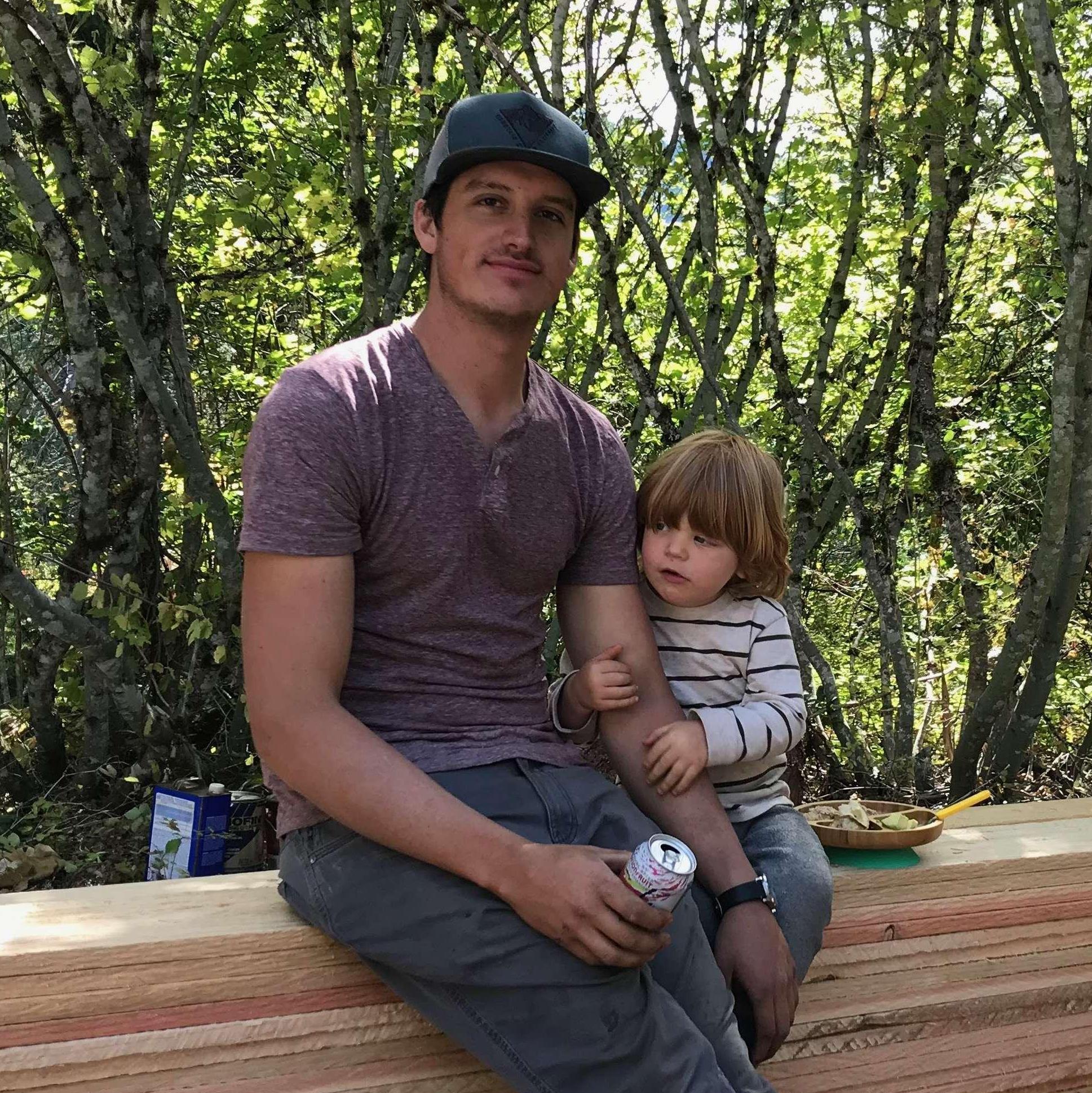 We met Oso through his brother Benito. Oso is an amazing carpenter and helped us build the BubbaWood bathhouse! Traveling to us from Arizona where his parents have a natural building compound- Canelo