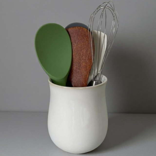 Rhobtyne Short Kitchen Utensil Holder for Kitchen Counter, Ceramic Small Utensil Crock & Vase & Holder for Cutlery Spatula Brush Silverware Cooking Utensil Holder (Retro White)