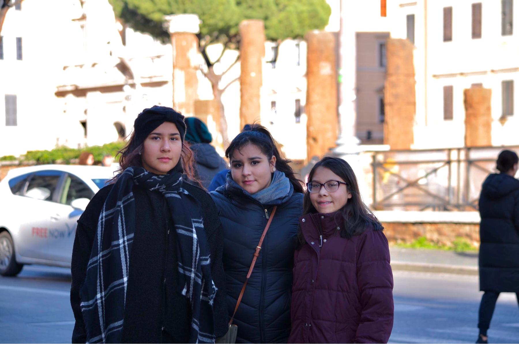 Nuestras bellezas caminando por las calles de Roma