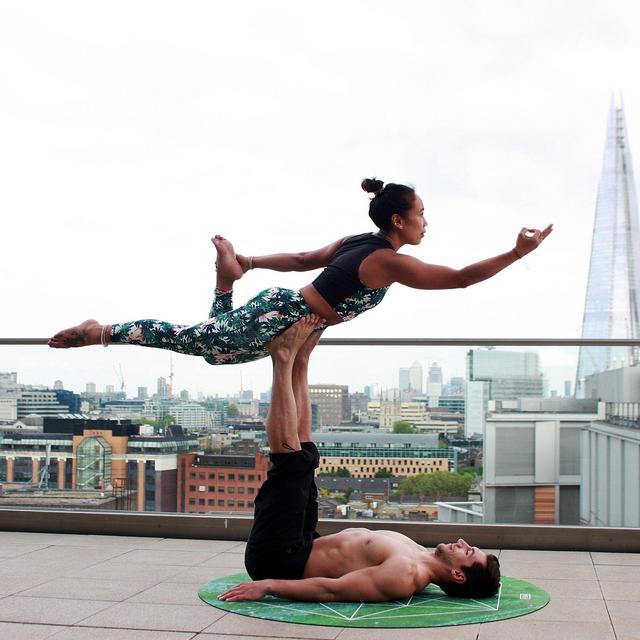 Couples Yoga so that we can finally be bendy!