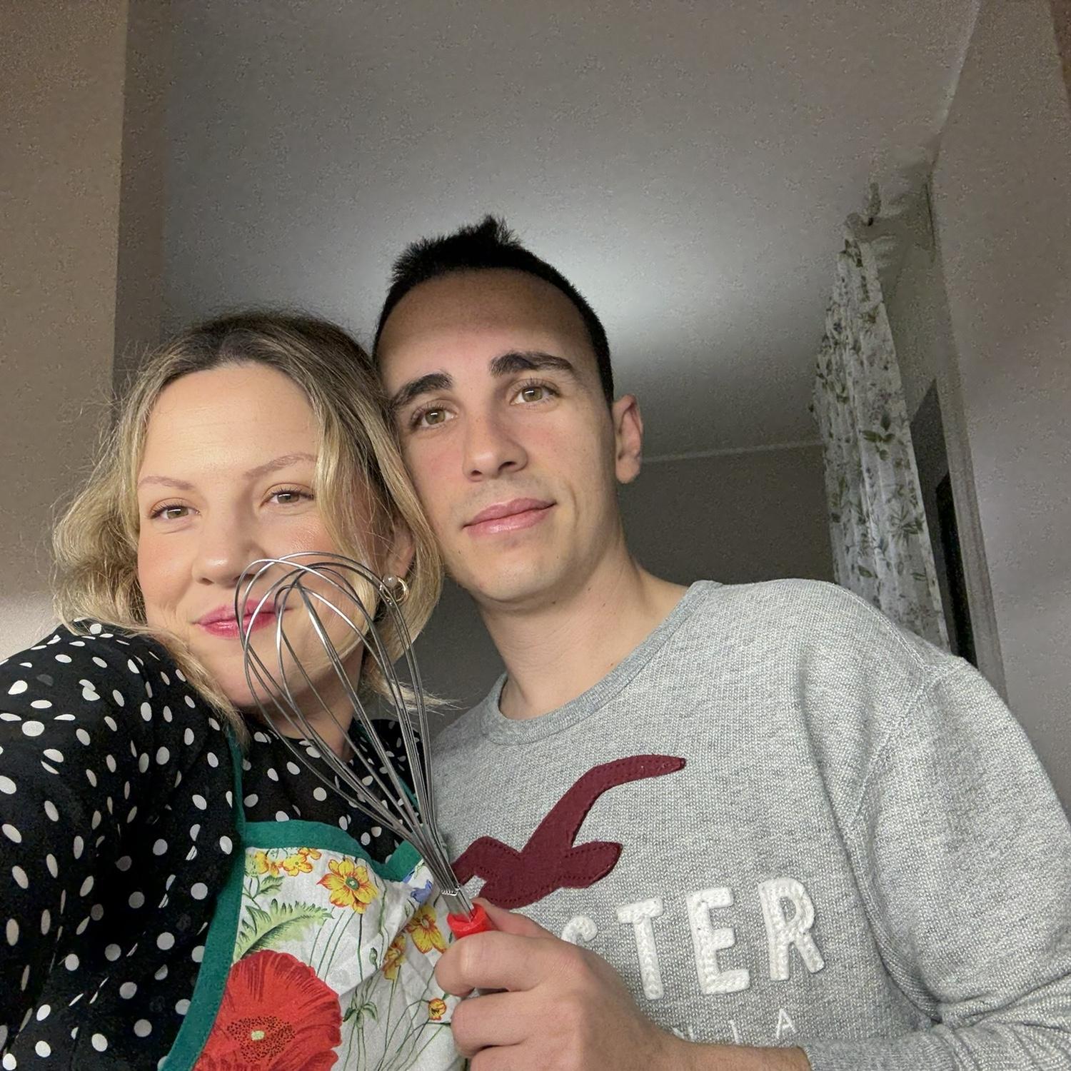 We had out First Hosted Thanksgiving here at this house.

Abbiamo festeggiato il nostro primo Giorno del Ringraziamento qui.