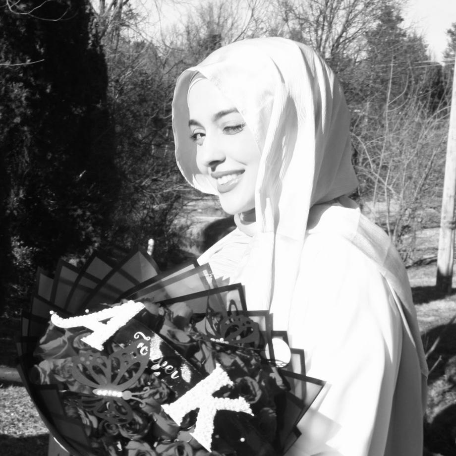 He gave me flowers… but the real gift was a lifetime with him 🤍🌹