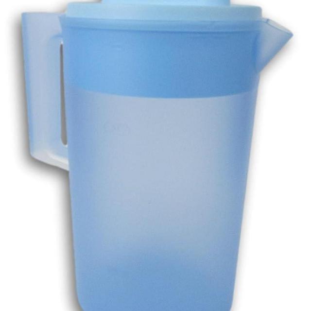 Rubbermaid ''Simply Pour'' One Gallon Pitcher (Blue)