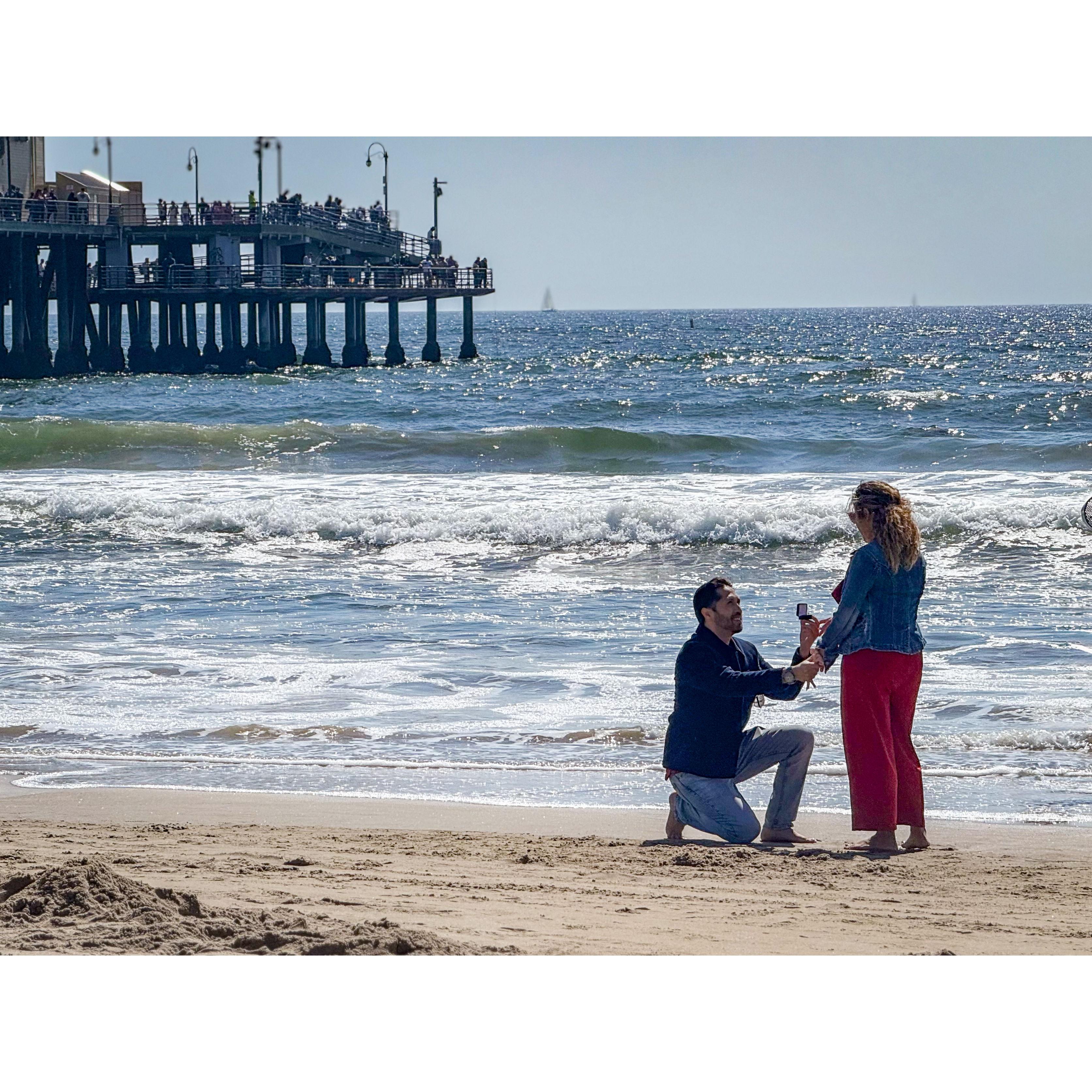 The moment when the proposal happened. It took Gisela by surprise.../ El momento en que ocurrió la propuesta. Tomó a Gisela por sorpresa...