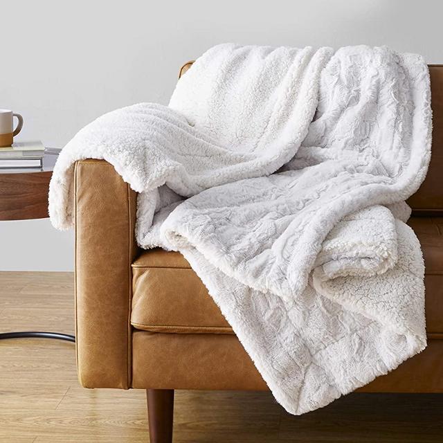 Amazon Basics Fuzzy Faux Fur Sherpa Throw Blanket, 60"x70" - Ivory