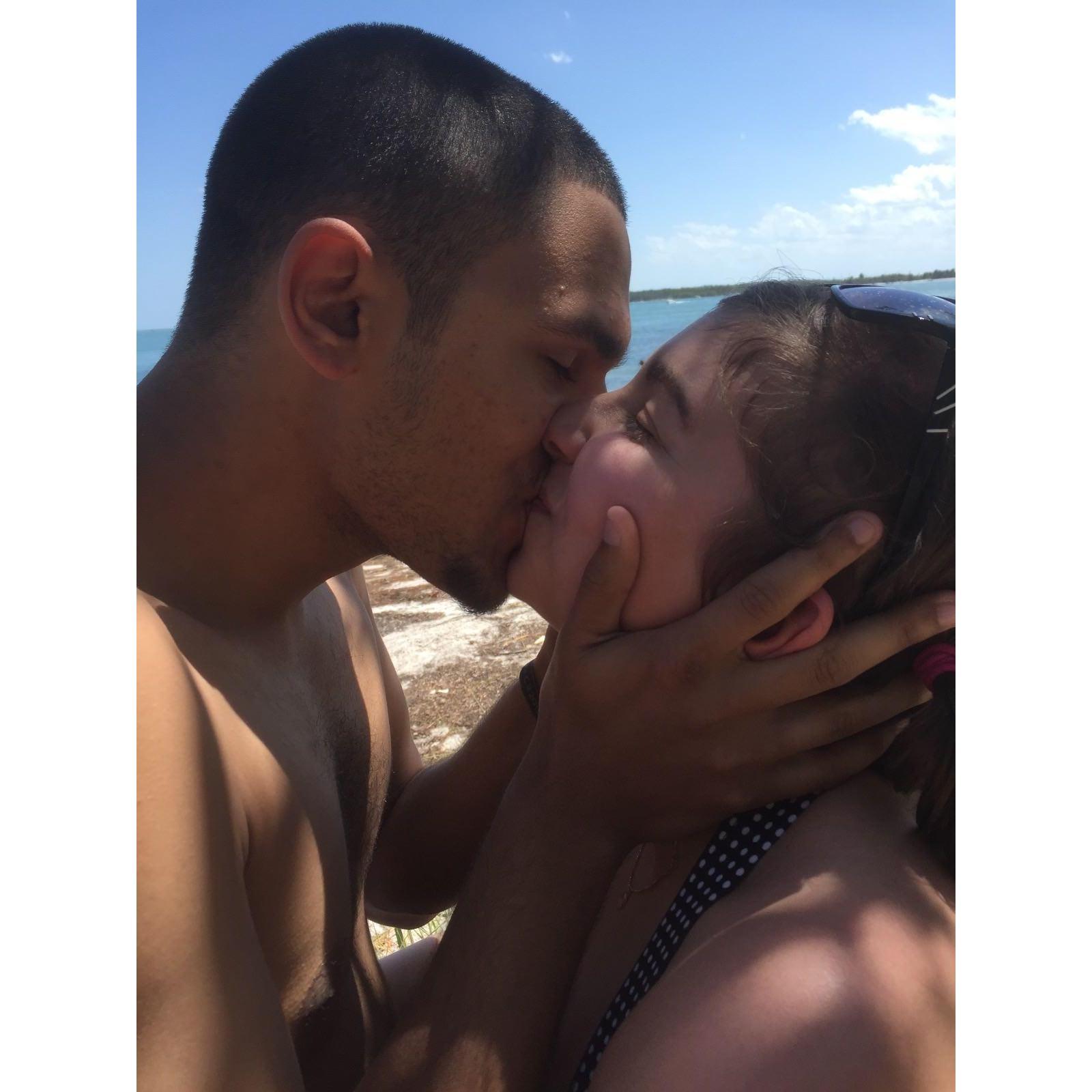 A smooch in the Keys