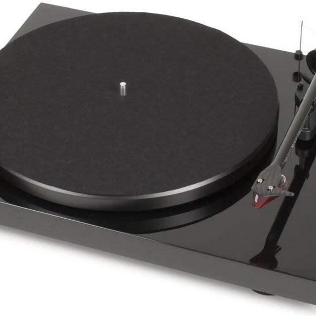 Pro-Ject Debut Carbon DC Turntable with Ortofon 2M Red Cartridge (Piano Black)