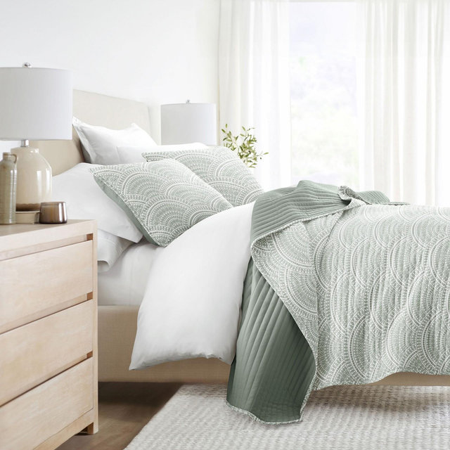Luxury Lightweight Reversible Quilted Coverlet Set - Becky Cameron , Scallop / Eucalyptus, Full/Queen
