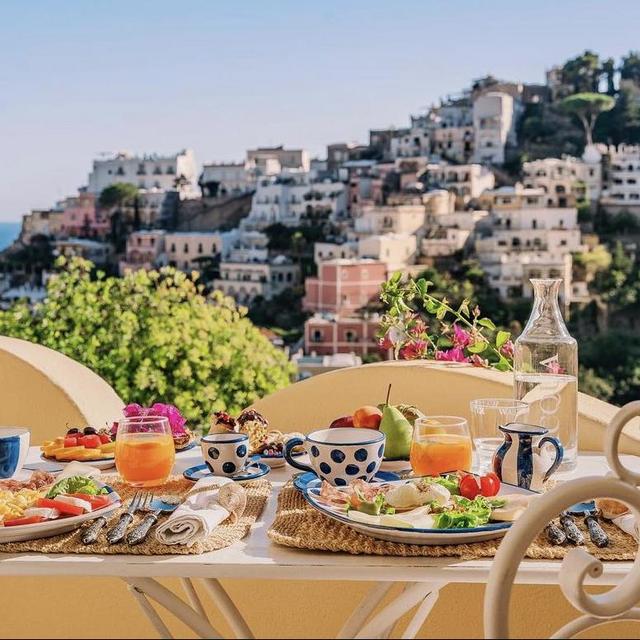 COFFEE & PASTRIES ON THE COAST