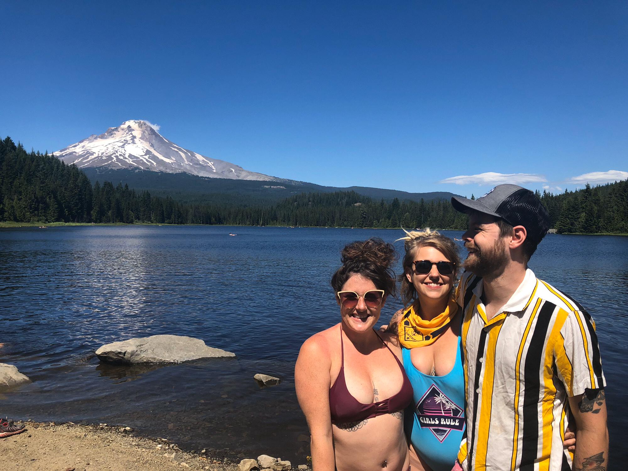Sherene, Meghan and Brandon having fun in Oregon. 🏔