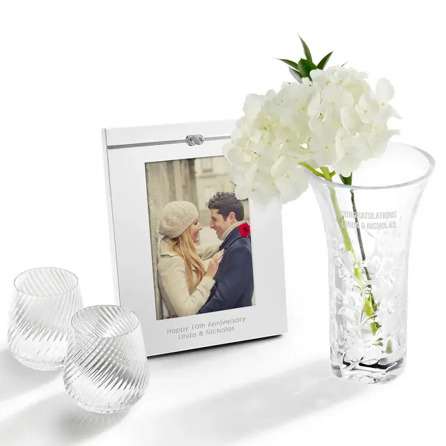 Exclusive Vera Wang Leaf Vase & Infinity 5x7" Frame Gift Set