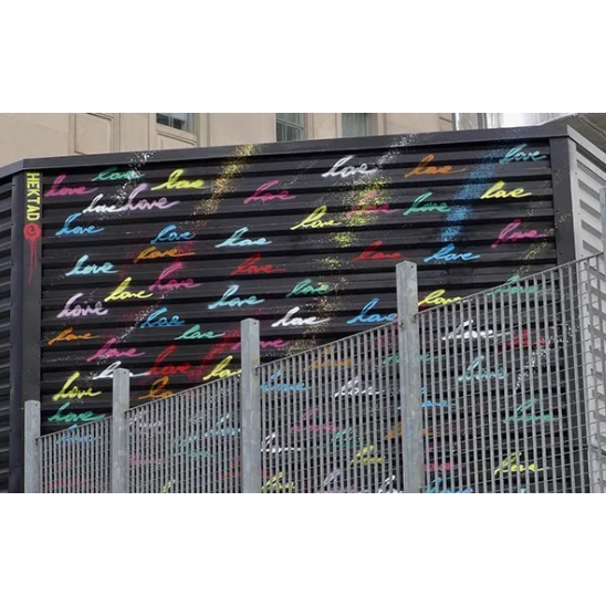 In addition, the outdoor site would be the large sheds surrounding the empty lot that would become Two World Trade Center. It is the site where the South Tower stood until September 11.