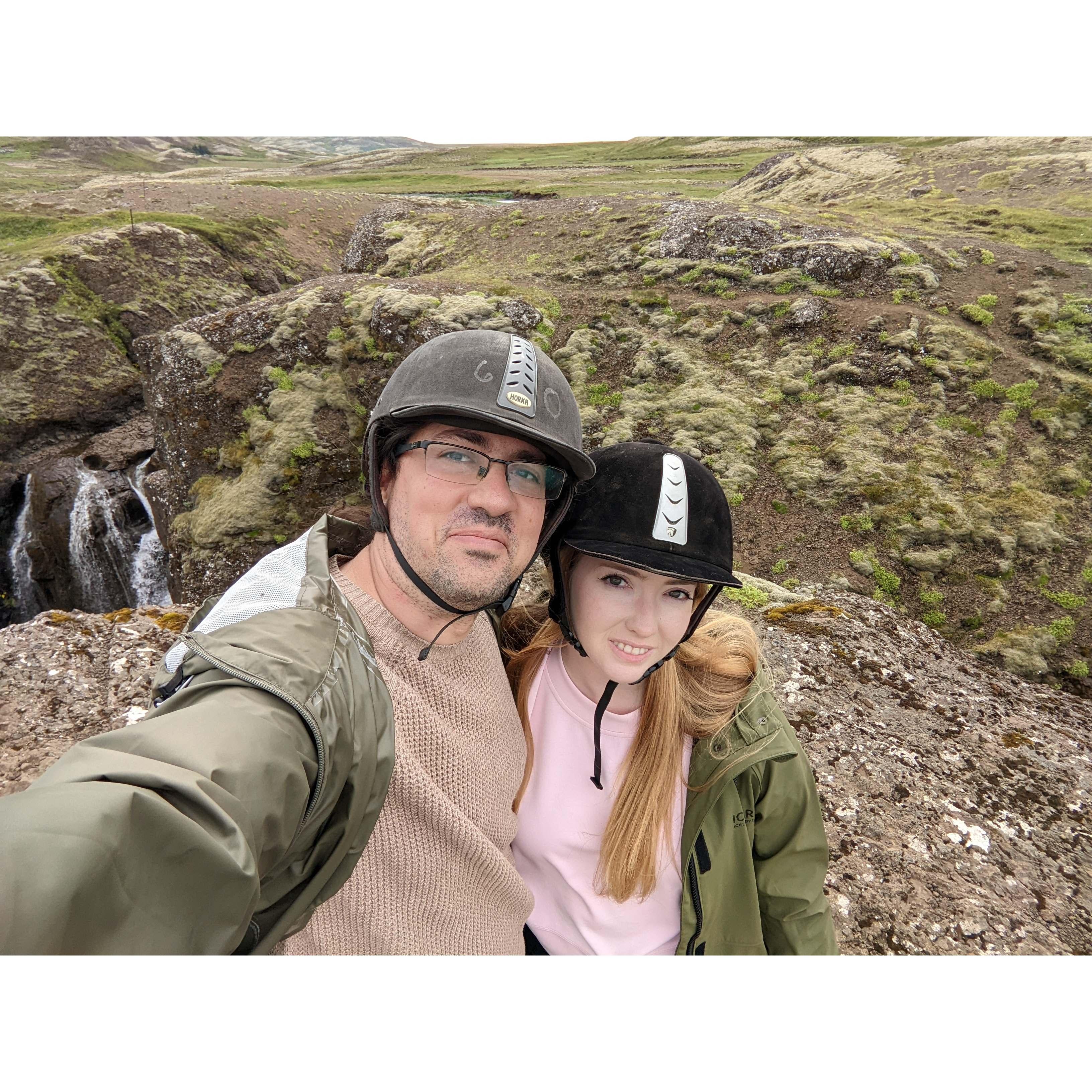 Riding horses in Iceland.

A spasso a cavallo in Islanda.
