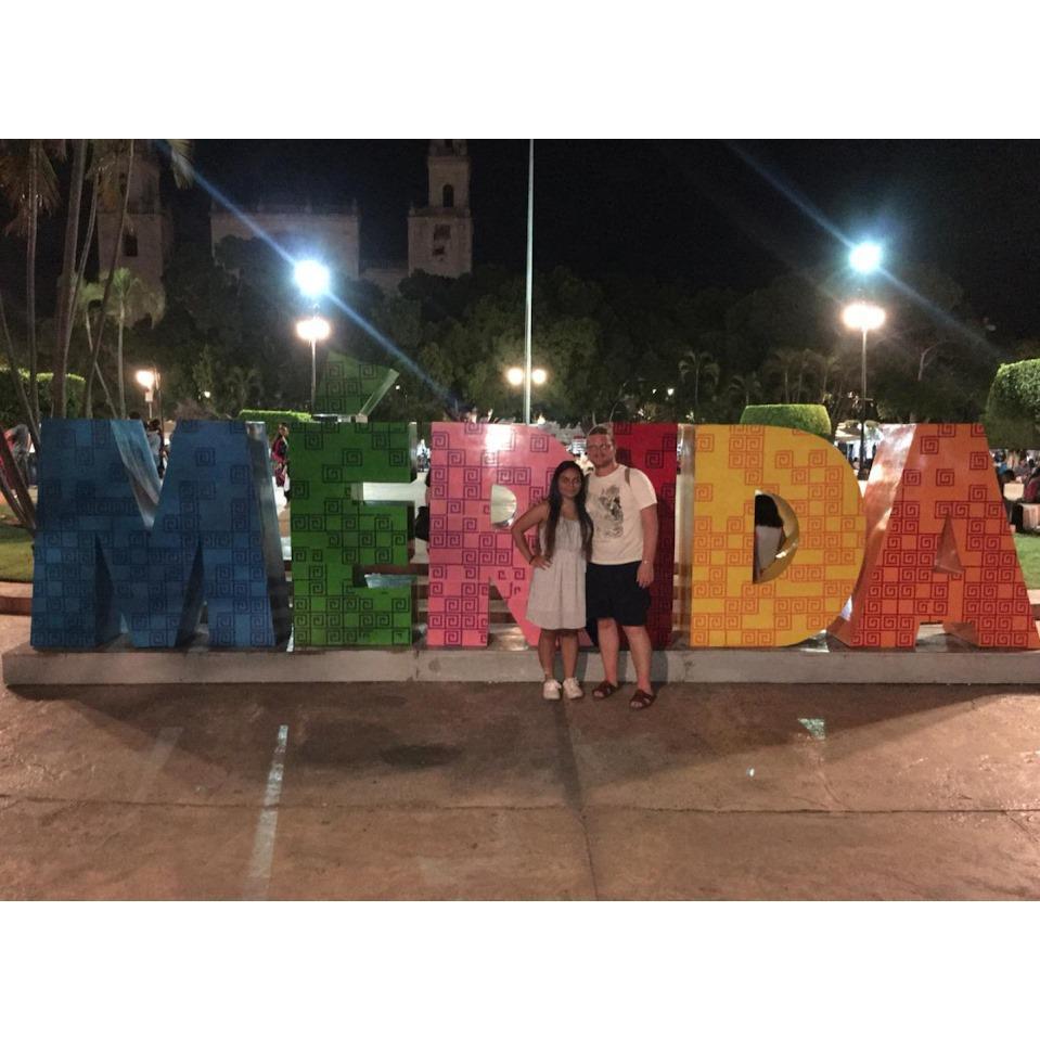 Mérida, una ciudad en Yucatán en el sur de la república Mexicana, hace bastante calor, es por eso que parecemos camarones porque habíamos ido a unos cenotes.
