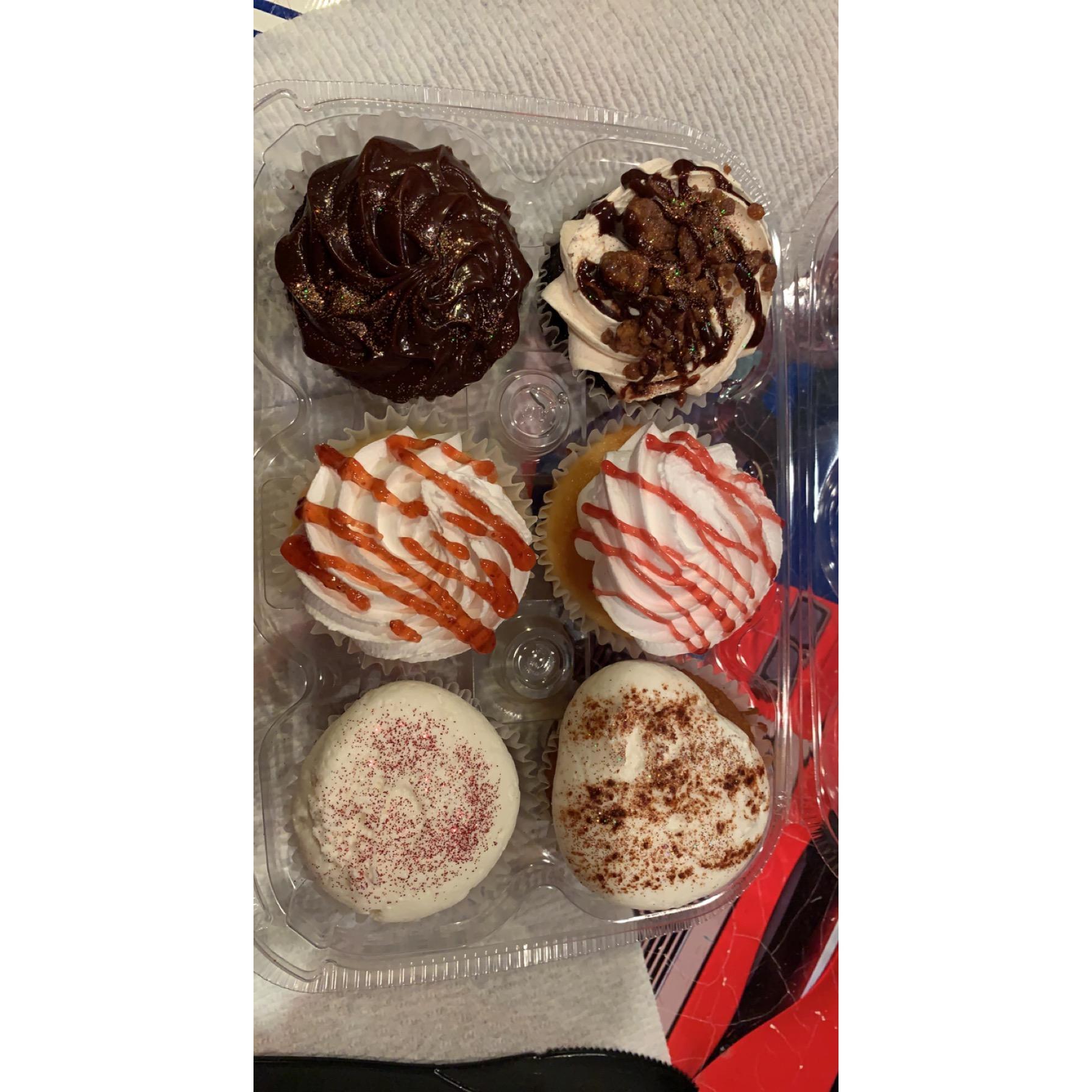 Cupcake tasting for our cake ;; 🧁