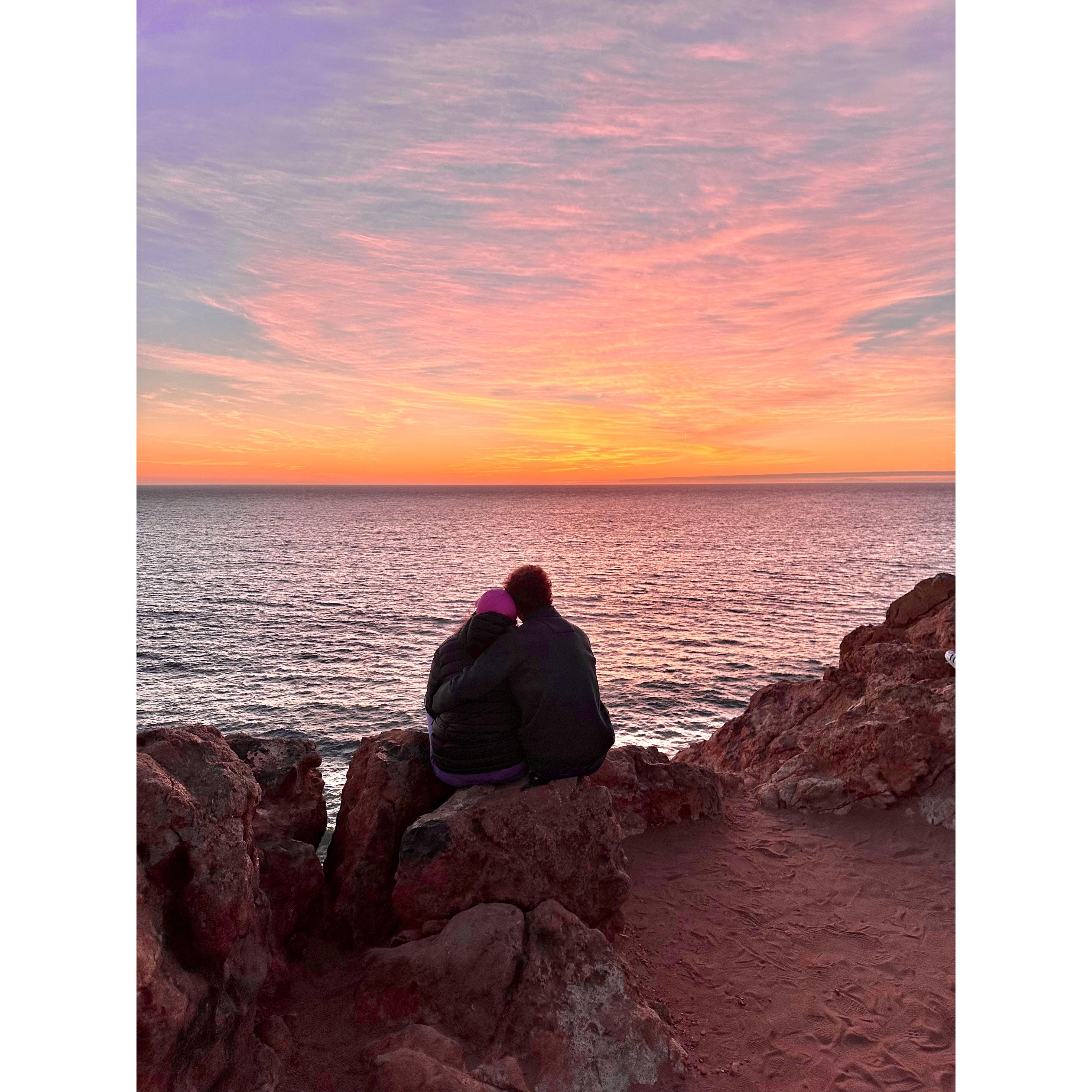 we love sunsets⛅️
Amamos los atardeceres.⛅️