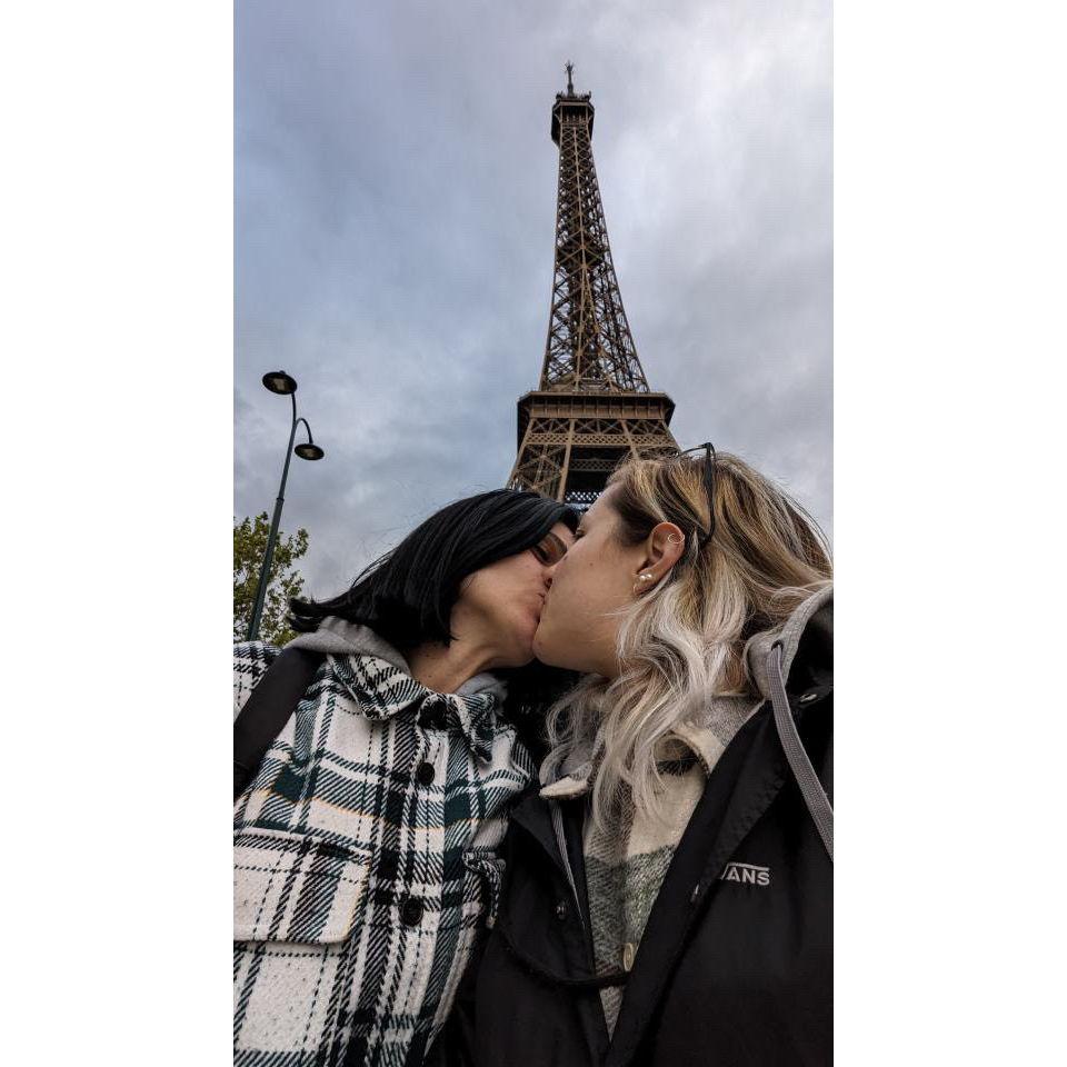 Kiss under the Torre Eiffel