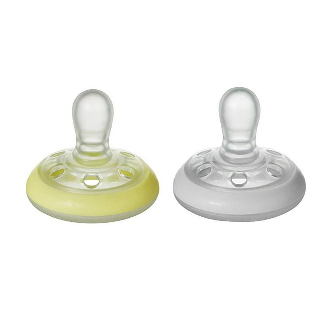 Tommee Tippee Breast-Like Night Pacifier, Glow in The Dark | Silicone, Orthodontic (0-6 Months, Yellow/Grey, 2 Count)