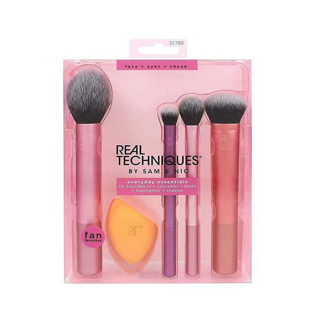 Real Techniques Makeup Brush Set with Sponge Blender for Eyeshadow, Foundation, Blush, and Concealer, Set of 5