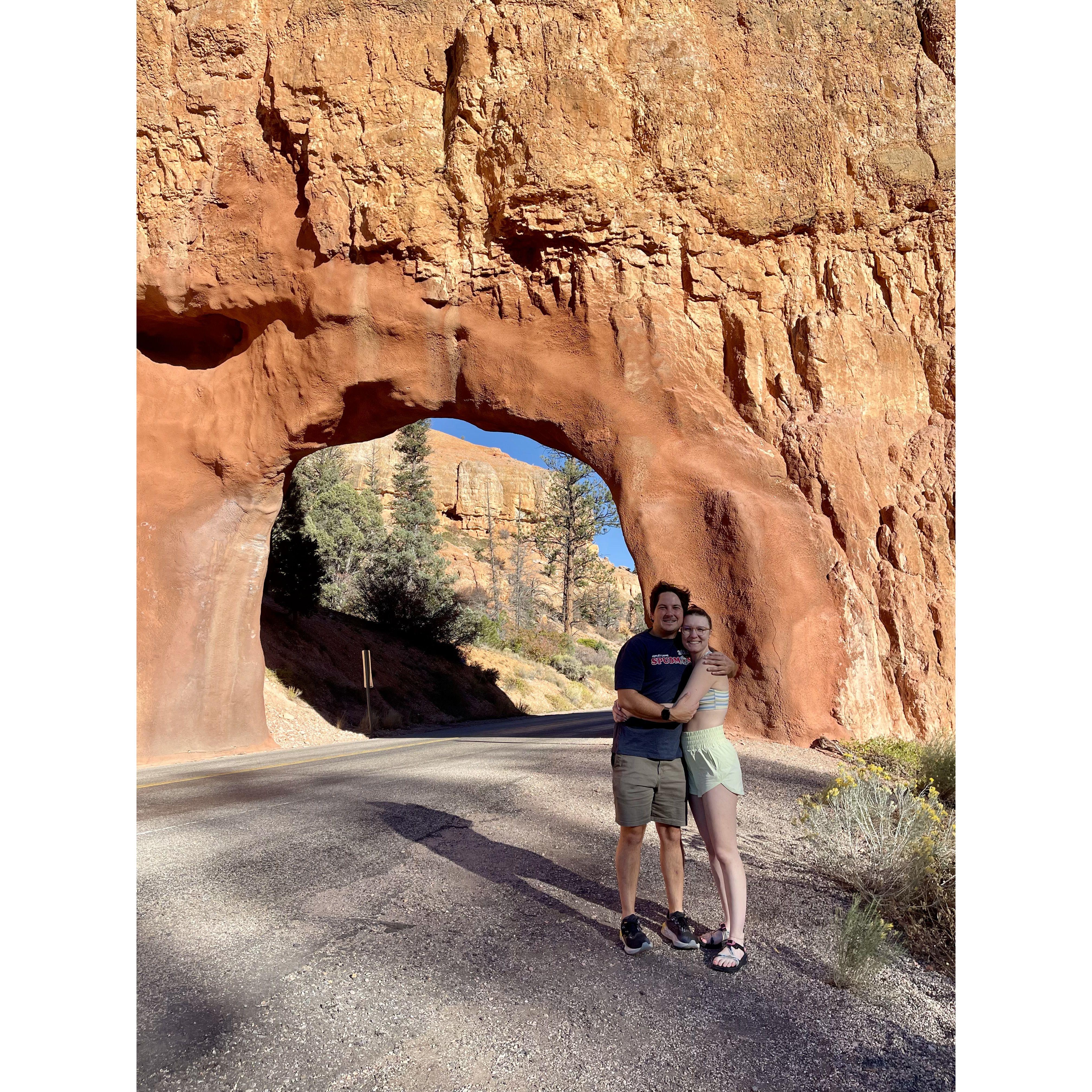 Red rock tunnel before entering Bryce Canyon
