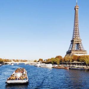 Seine boat tour in Paris