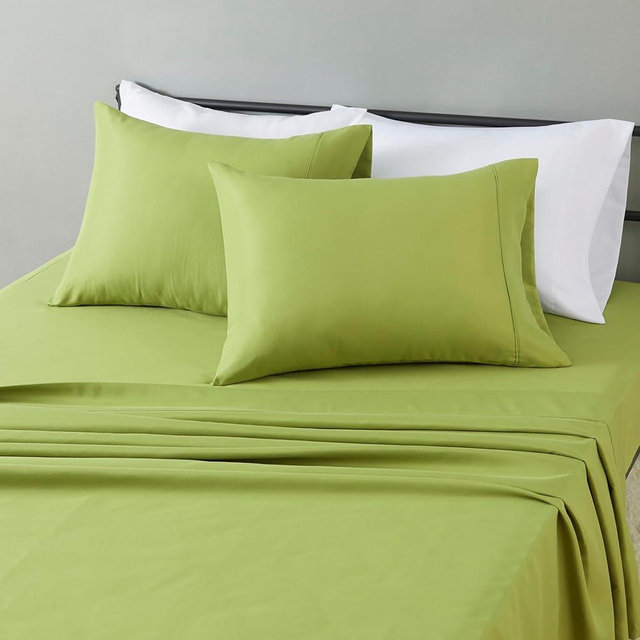 Amazon Basics Lightweight Super Soft Breathable Microfiber 4-Piece Bed Sheet Set, Queen, Oliver Light, Solid