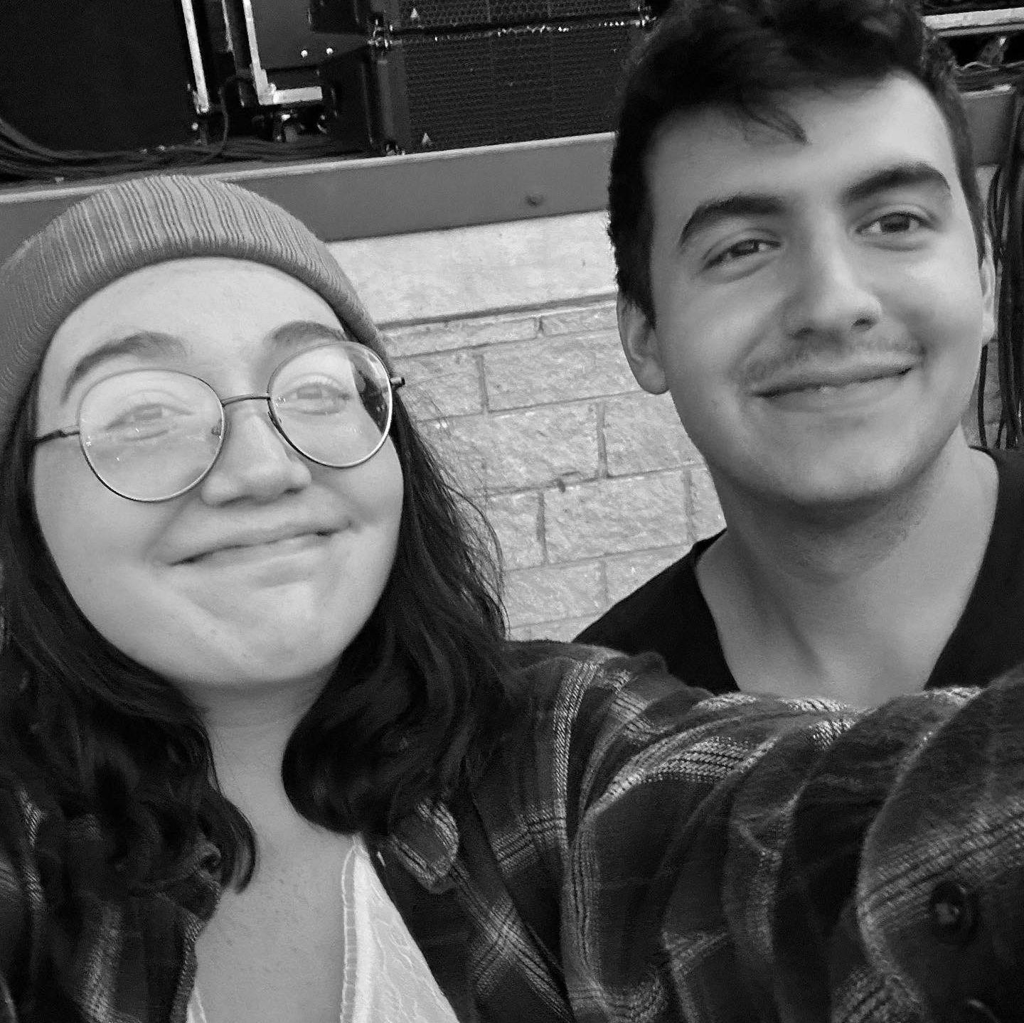 We love a good concert... we camped in line ALL DAY just to be right at the front of the pit!
Nos encantan los conciertos... ¡hicimos fila TODO EL DÍA solo para estar justo en frente!