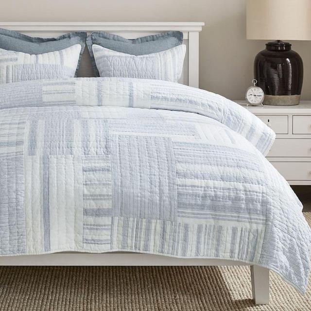 Chambray Hawthorn Patchwork Handcrafted Quilt, Full/Queen