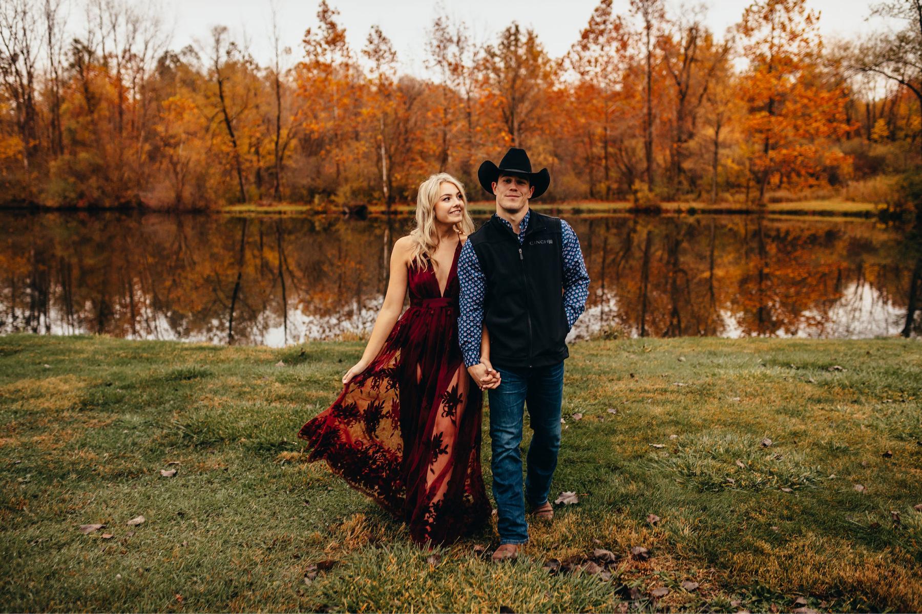 engagement pictures in the fall of 2020