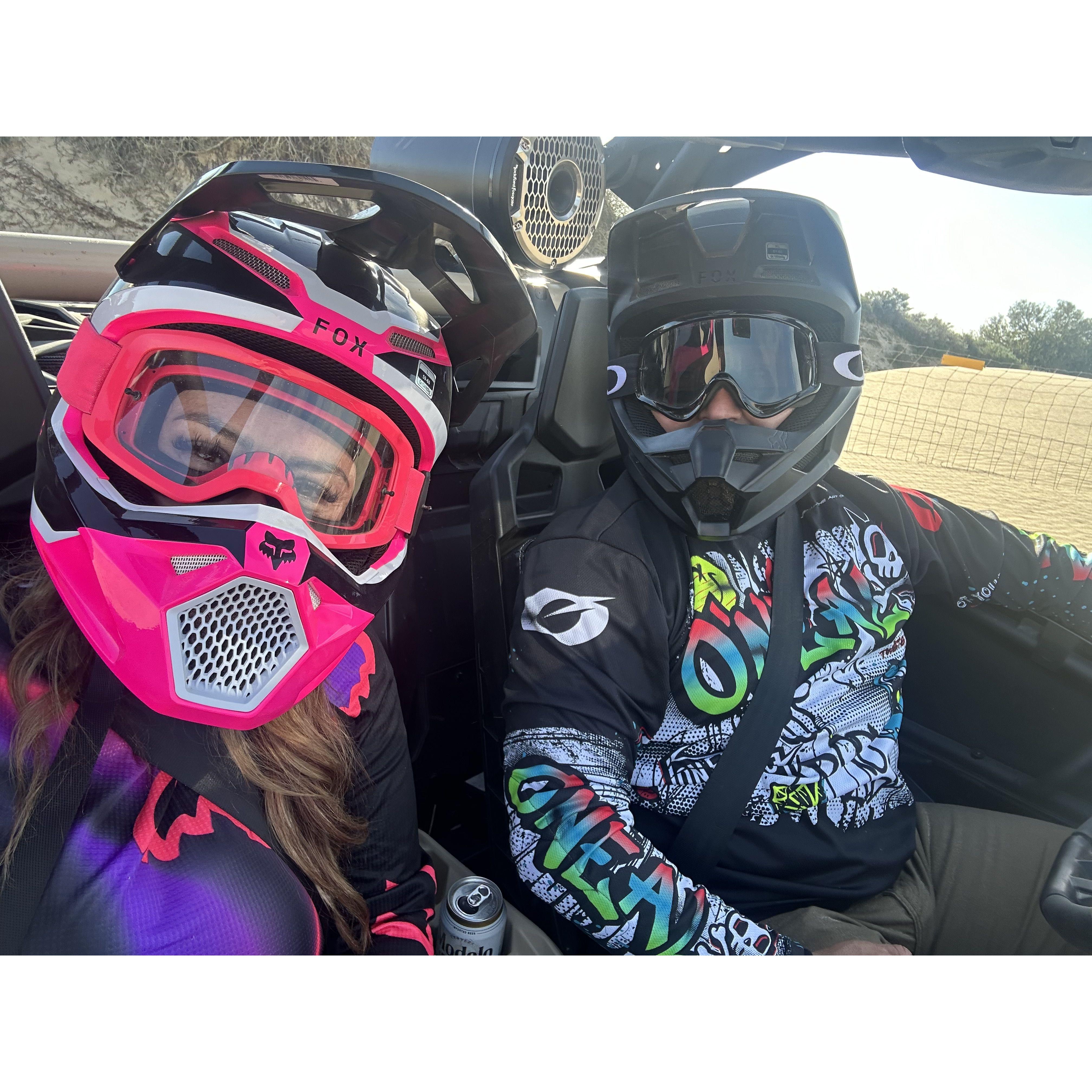 Their newest hobby is enjoying their Can-Am! Join them on a ride on a Saturday afternoon. ¡Su nuevo pasatiempo es disfrutar de su Can-Am! Únase a ellos en un paseo un sábado por la tarde.