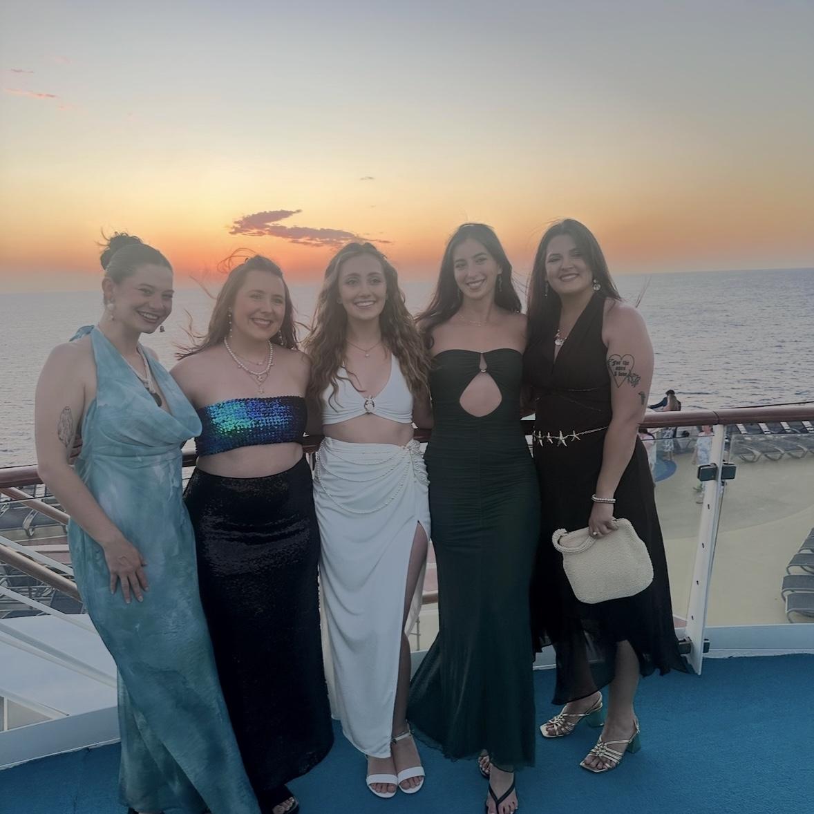 Riley and her brides(mer)maids 🧜🏼‍♀️
Shea, Lauren, Emily, and Kayla