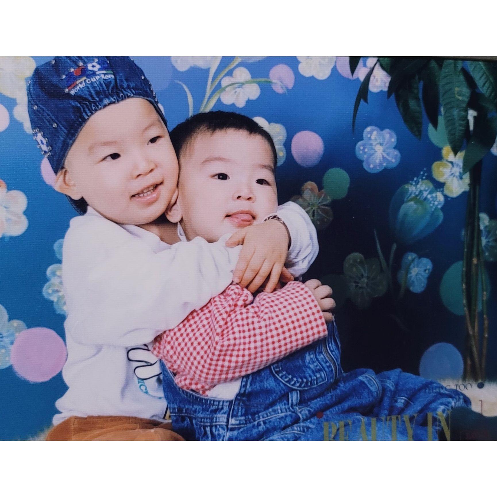This is a childhood photo of Jinhwan with his older brother, Jinhyeok. 진환이가 형 진혁이와 함께 찍은 사진입니다.