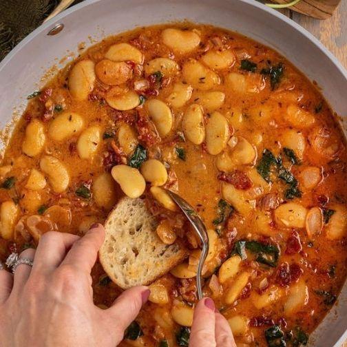 Bei unserer Hochzeit möchten wir einige traditionelle Gerichte und Vorspeisen aus der Region mit euch teilen, aber mit einem plant-based Touch. Wichtigen Allergien? Bitte das Brautpaar kontaktieren!