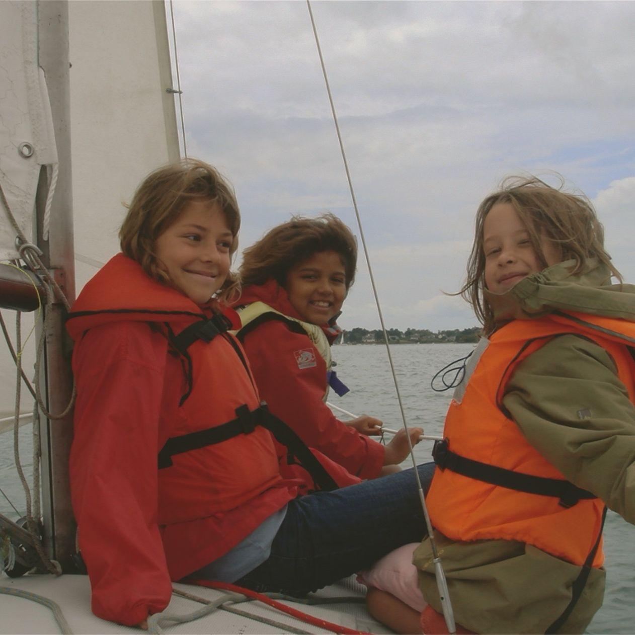 Debbie and her friends sailing around the island of îles aux moines.