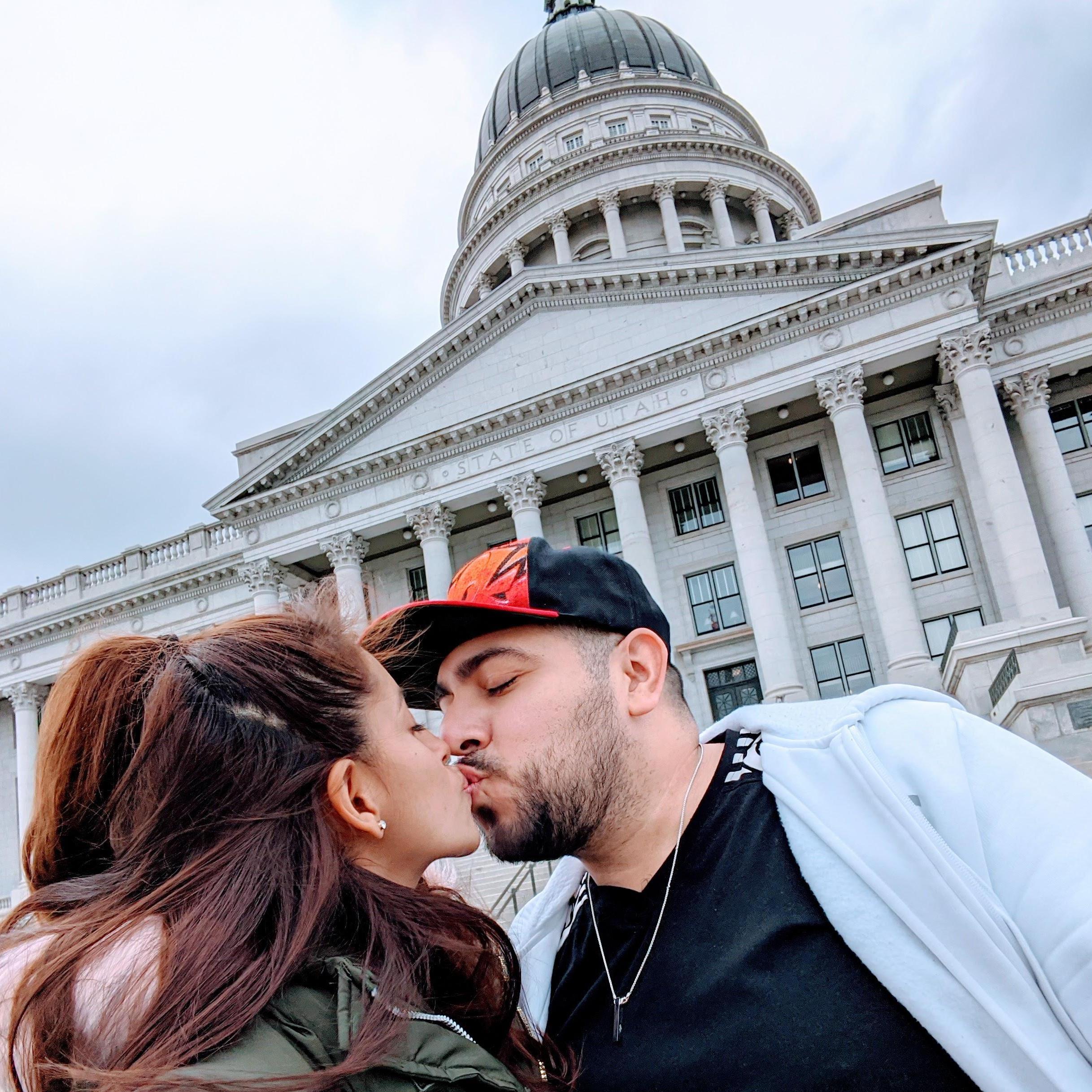 Un beso frente el capitolio