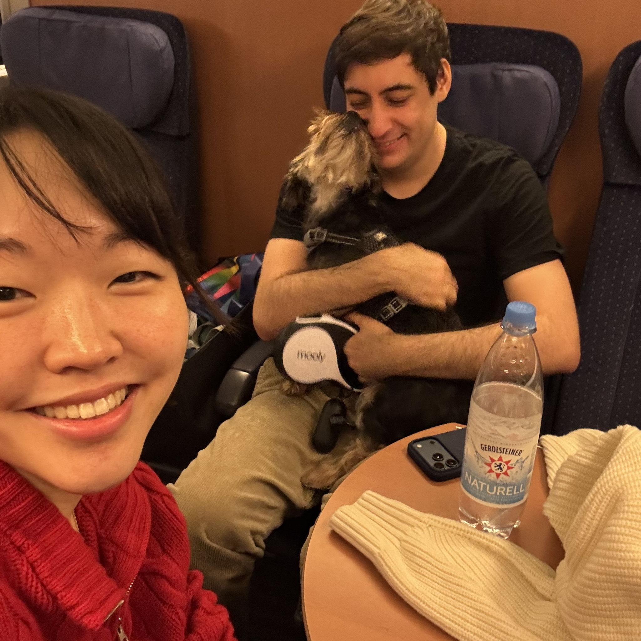 On our way to Christmas dinner at Manfred and Saadia's place. 알렉스 부모님 집에 크리스마스 저녁을 먹으러 가는 기차 안.