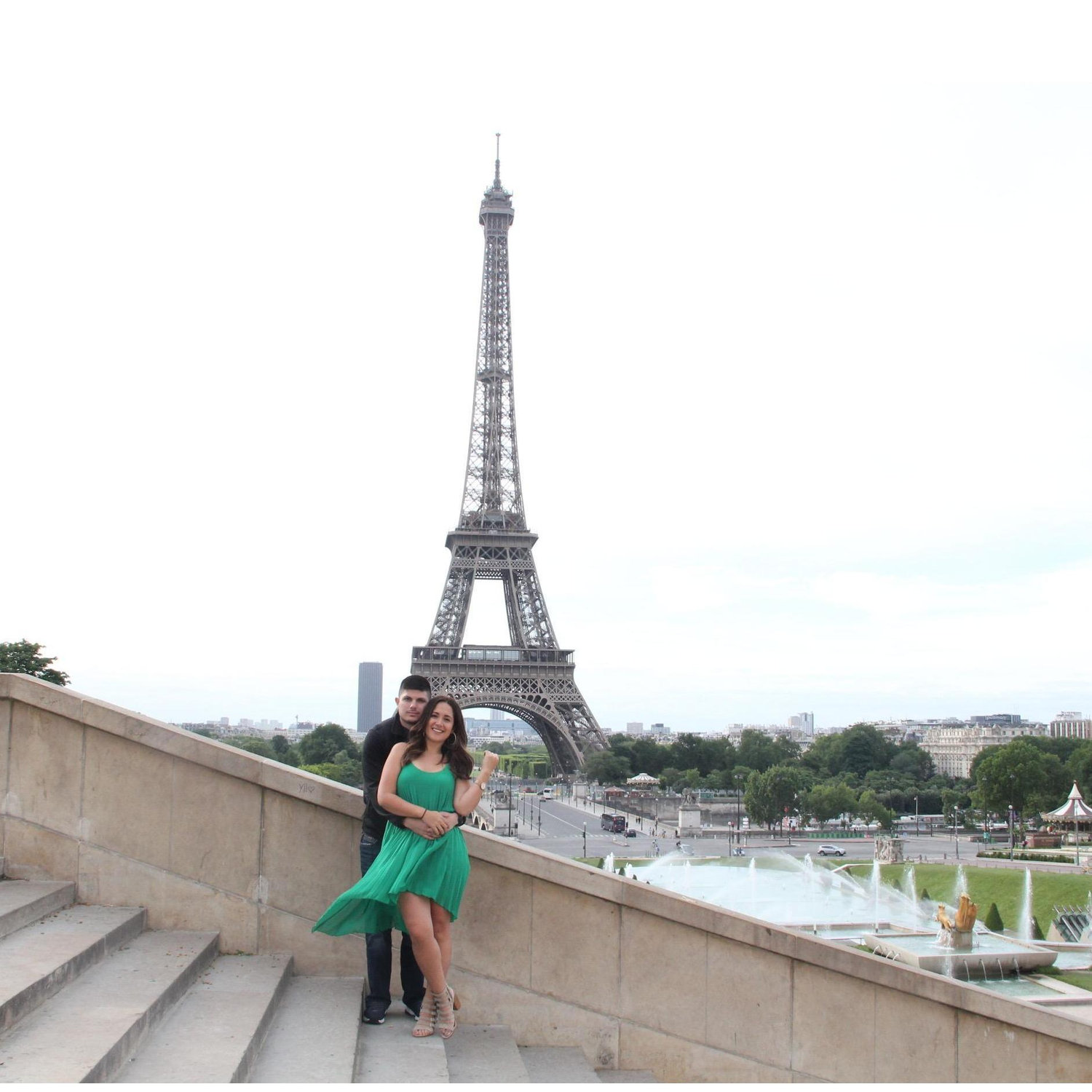 When I made Jon wake up at 6 am just to take this picture (with no people in the back) / Cuando hice que Jon se levantara a las 6 am para tomarnos una foto sin gente atrás de la Torre Eiffel