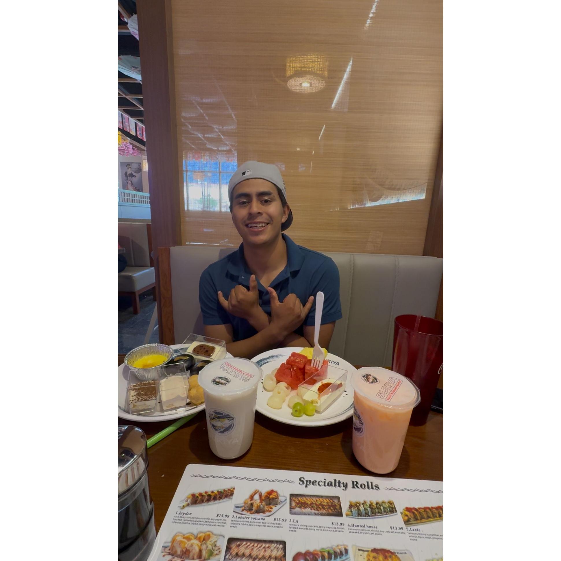 Another picture but this time of Carlos stuffing his face at the sushi buffet | Otra foto pero de Carlos hartandose de comida en el sushi buffet