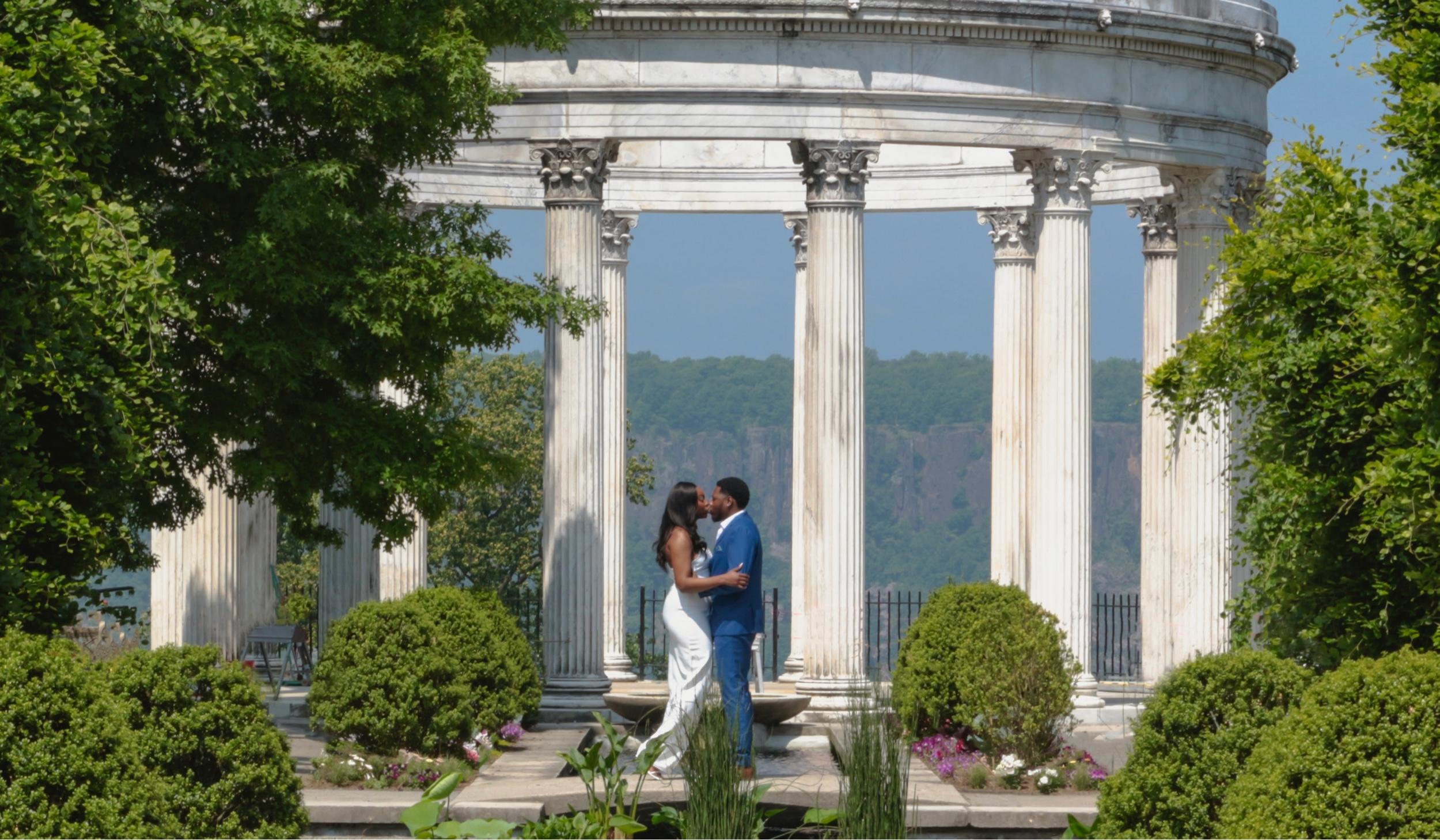 The Wedding Website of Jasmin West and Anterrio Hall