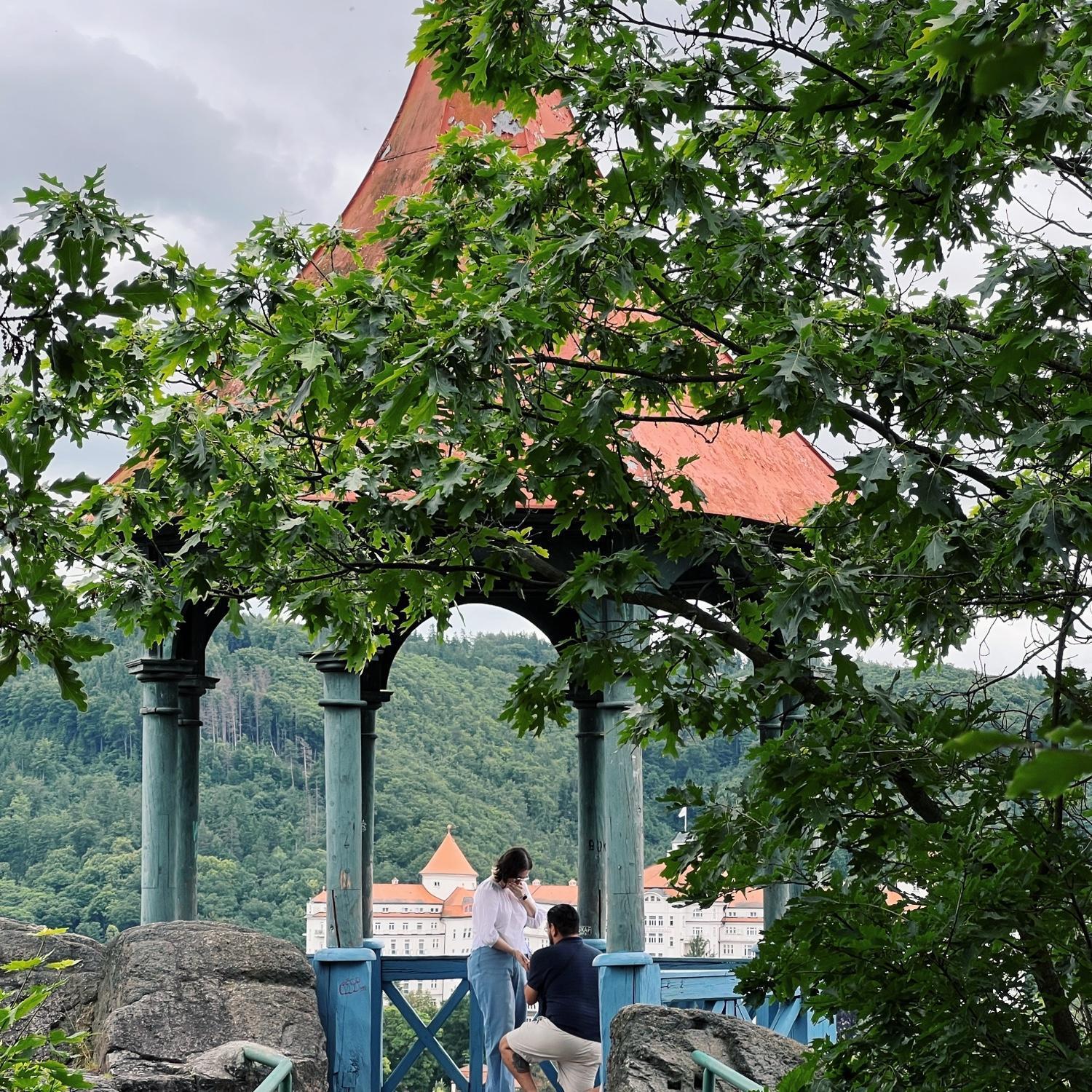 Ryan popping the question in Mayer's Gloriette overlooking Karlovy Vary (2025)